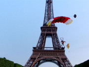 اولمپکس کی اختتامی تقریب سے قبل ایفل ٹاور پرچڑھنے والا شخص زیر حراست