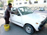 کراچی میں18ہزار افراد گاڑیوں کی صفائی کے پیشے سے منسلک ہیں ایکسپریس سروے