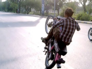 ون ویلنگ کے دوران بائیک بس کے نیچے آگئی، ایک نوجوان ہلاک دوسرا شدید زخمی