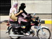 خواتین کا بائیک چلانا معیوب کیوں ہے