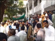 یوٹیلٹی اسٹورز بند کرنے کا معاملہ اسلام آباد ہیڈ آفس کے باہر ملازمین کا دھرنا