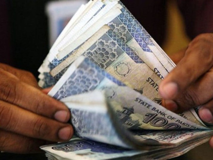5 کروڑ جمع کرانے کیلیے آئے شہری سے بینک ملازمین رقم لوٹ کر فرار