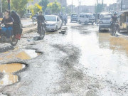 کراچی بارشوں کی وجہ سےشہر کی سڑکیں تباہ سیوریج کا نظام درہم برہم