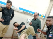 مشکوک افراد کے تعاقب میں دو پولیس اہلکار موٹرسائیکل سے گر کر زخمی