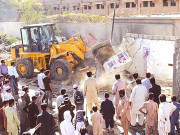 کراچی تجاوزات کے خلاف آپریشن کے دوران ڈی ایس پی سمیت 8 اہلکار زخمی