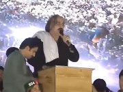 پشاور جلسے میں کارکنوں کی وزیراعلیٰ کیخلاف نعرے بازی، بوتلیں اچھال دیں