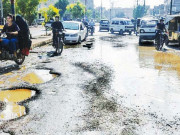 کراچی میں سڑکیں اور سیوریج نظام درہم برہم بحالی کا کام بارشوں کے بعد بھی شروع نہ ہوسکا