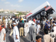 بے قابو آئل ٹینکر نیٹی جیٹی پل سے لٹک گیا 