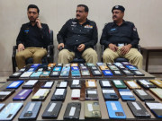 کراچی پولیس نے چھینے گئے موبائل فون برآمد کر کے مالکان کے حوالے کر دیے