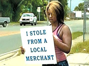 چوری کرنے پر انوکھی سزا مارکیٹ کے باہر کھڑا کردیا گیا