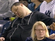 میچ کے دوران خواب خرگوش کے مزے لینے والے تماشائی نے چینل پر مقدمہ کردیا