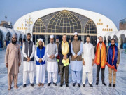 امریکی سفیر اور قونصل جنرل کی داتا دربا پر حاضری پھول پیش