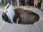 لاہور سڑک پر پڑنے والے شگاف میں کار جا گری ٹریفک کی روانی شدید متاثر