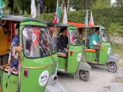 ٹک ٹک ایڈونچر7 ملکوں کے سیاح رکشوں پر خنجراب بارڈر پہنچ گئے