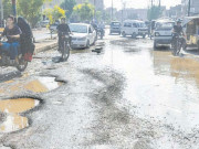 کراچی میں بارش سے متاثرہ سڑکوں کی تعمیر کا کام شروع