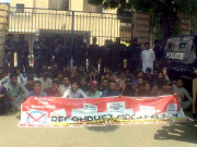 کراچی ایم ڈی کیٹ کا پرچہ آؤٹ ہونے کیخلاف طلبہ والدین اور ڈاکٹرز کا احتجاج