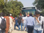 جامعہ کراچی میں سہولیات کے فقدان پر طلبا کا احتجاج سڑک بند کردی