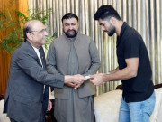 صدر مملکت نے ورلڈ کراٹے چیمپئن شاہزیب خان کو 10 کروڑ کا چیک دے دیا