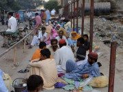 پاکستان میں غربت کی شرح بڑھ گئی، ایک سال میں 8 لاکھ شہری بیرون ملک گئے