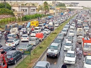 کراچی بارش کے باعث شارع فیصل پر بدترین ٹریفک جام شہریوں کو شدید مشکلات