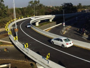فیصل آباد فلائی اوور کا موڑ کاٹتے ہوئے دو موٹر سائیکلیں نیچے گرگئیں دو نوجوان جاں بحق
