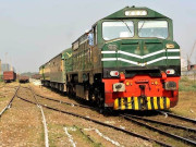 اسلام آباد سے لاہور آنے والی ٹرین کو حادثہ مسافر بوگی ایک طرف جھک گئی