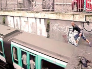 منچلے کا تیز رفتار ٹرین پر چھلانگ لگانے کا شاندار مظاہرہ