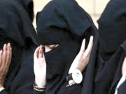 نماز پڑھتی خواتین کی تصویر لینے والوں کے لیے سخت سزا