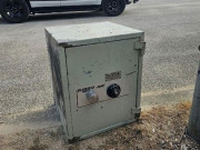 سڑک کنارے پائی جانے والی پُراسرار تجوری