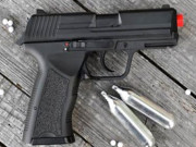 کراچی میں پلاسٹک پسٹل دکھا کر موبائل فونز چھینے والے 2 ملزمان گرفتار