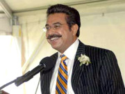 امریکا برتن مانجھنے والا پاکستانی بنا کھرب پتی   