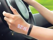 گھڑی کا زمانہ ہوا پرانا اب آپ کا ہاتھ خود ہی ٹائم دکھائے گا