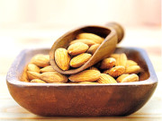 بادام بھگو کر کھانے سے فوائد میں اضافہ ہوجاتا ہے 