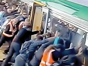 مسافروں نے ٹرین کو دھکا لگاکر نیچے پھنسا شخص بچالیا 