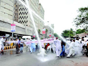  احتجاج کرنیوالے محکمہ صحت کے ملازمین پر لاٹھی چارج اور واٹر کینن کا استعمال 