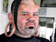 انوکھا شوق امریکی شہری نے ماتھے پر سینگ چہرہ بالیوں سے بھر لیا 