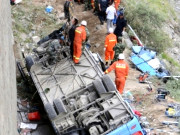 تبت میں تیز رفتار بس کھائی میں گرنے سے 44 سیاح ہلاک 11 زخمی    