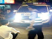 چین میں ڈھیٹ ڈرائیوروں کیلیے دلچسپ سزا تیز ہیڈ لائٹس دیکھنا پڑے گی