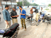 اسٹریٹ کرائم بے قابو پولیس موٹر سائیکل اسکواڈ شہریوں کو لوٹنے میں مصروف