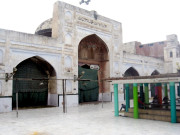 مسجد شاہ چراغ کی تعمیر کے لیے نواب زکریا کی والدہ بیگم جان نے اپنے گہنے وقف کئے