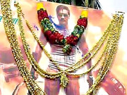 سنگھم ریٹرنز 100 کروڑ کلب میں شامل پوسٹر پر ہار ڈالے گئے