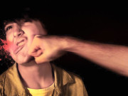 اپنے بچاؤ کے لیے مُکا مارنے کے صحیح طریقے