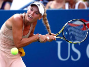 میچ کے دوران کیرولین ووزینسکی کے بال اپنے ہی ریکٹ میں الجھ گئے