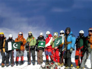 دنیا کی دشوار ترین چوٹی کے ٹو پہلی بار مقامی کوہ پیماؤں کے قدموں میں  