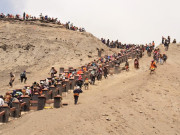 کساڈا کا تہوار جاوا کے بلند پہاڑوں کی سالانہ رونق 