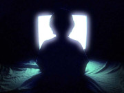 رات دیر تک ٹی وی دیکھنا بچوں میں نیند کی کمی کا باعث بن سکتا ہے 