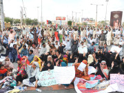 سیکڑوں اساتذہ کا 2 سال سے تنخواہ نہ ملنے پر احتجاجی دھرنا 