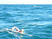 73 سالہ سرجن کا 40 کلو میٹر طویل انگلش چینل عبور کرنیکا ریکارڈ 