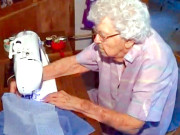 ننانوے سالہ امریکی عورت جو غریب بچیوں کیلئے ہر روز ایک سوٹ سی کر عطیہ کرتی ہے