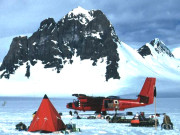 برف کے نیچے پہاڑی سلسلہ  